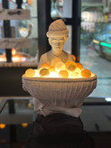 آباژور غلام نشسته با گوی نمک